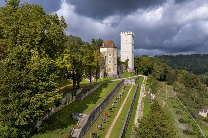 France, Côte-d'Or (21), Montbard, Musée Parc Buffon, chateau de Montbard, tour Saint-Louis et tour de l'Aubespin (à droite), vestige du chateau fort de la fin du XIIIe siècle transformé au XVIIIe siècle par Buffon en un parc (vue aérienne)