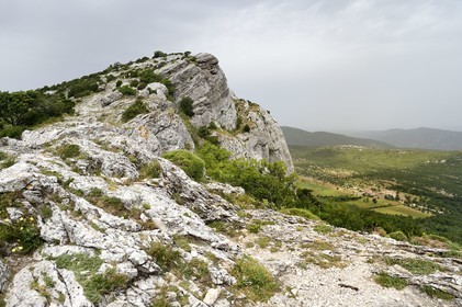 France, Var (83), Plan-d'Aups-Sainte-Baume, parc naturel régional de la Sainte-Baume, Massif de la Sainte-Baume, randonneurs au col du Saint-Pilon sur le GR 98 et GR9, le Saint-Pilon à gauche et l'Hostellerie de la Sainte Baume en bas à droite en arrière plan