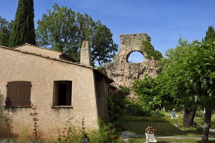 France, Var (83), Fréjus, Forum Julii, l'aqueduc romain du Ier siècle av. J-C intégré aux remparts Est de la ville romaine vers la Porte de Rome, il cloture le jardin d'une maison de particulier