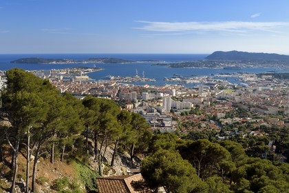 France, Var (83), Toulon, la rade depuis le Mont Faron avec la ville et le port, la presqu'Ile de Saint-Mandrier et le Cap Sicié en arrière plan