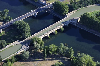 France, Hérault (34), Béziers, le Pont Canal du Canal du Midi, classé Patrimoine Mondial de l'UNESCO, passant sur la rivière Orb (vue aérienne)