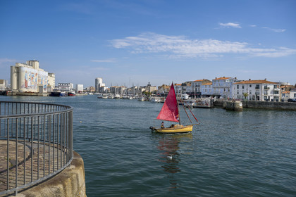 France, Vendée (85), Les-Sables-d'Olonne, voilier traditionnel quittant le port, fresque retracant l'histoire de la ville peinte sur les silos de la coopérative Cavac par l'artiste basque Taroe en arrière plan