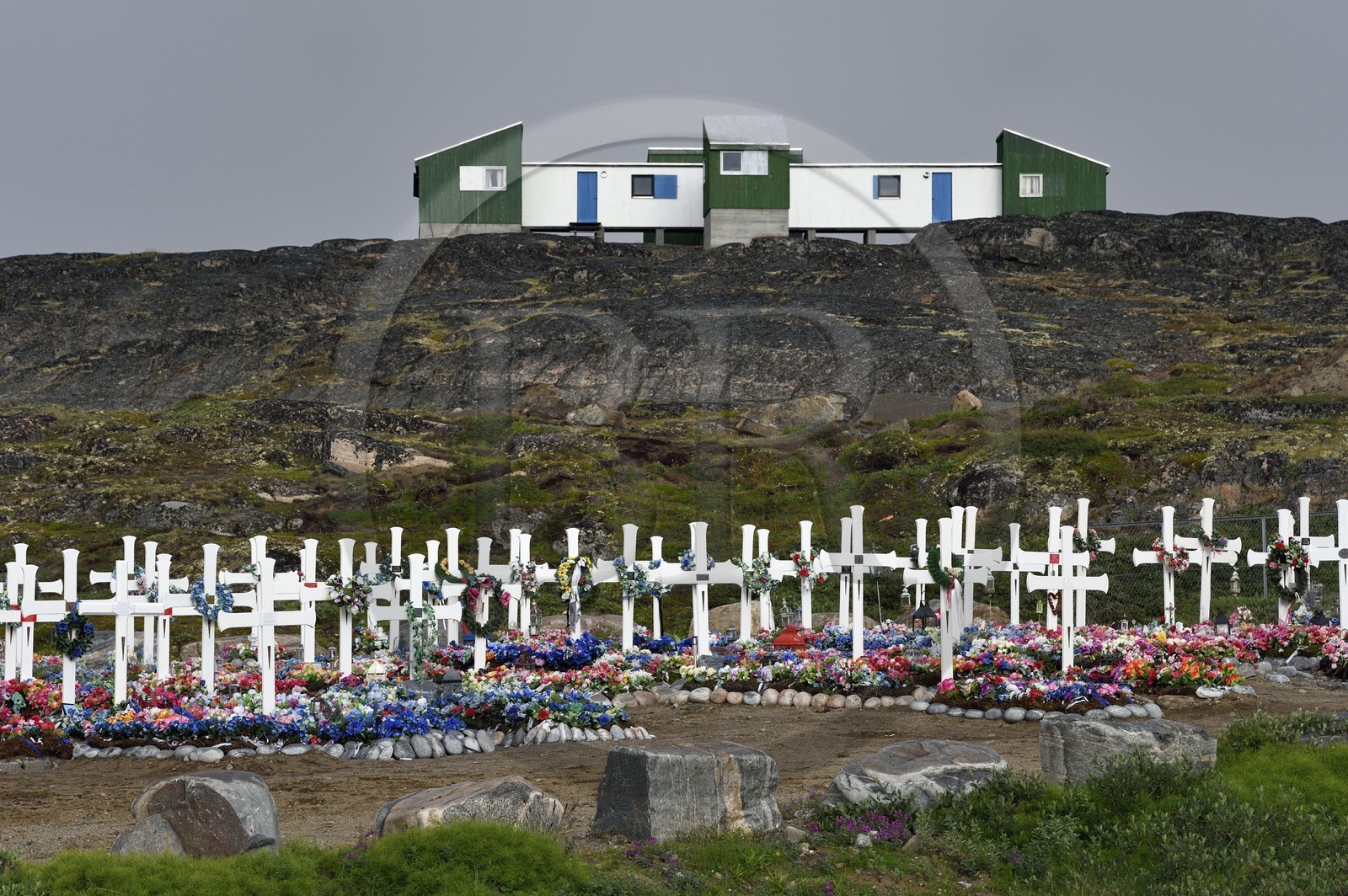 Groenland, cote ouest, Ile de Disko, Qeqertarsuaq, le cimetière, les tombes sont décorées avec des fleurs artificielles