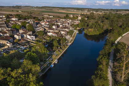 France, Charente (16), Saint-Simon, les quais de La Charente qui abritait autrefois les ateliers de fabrication et le port de gabarres, l'ancien chemin de halage devenu aujourd'hui la véloroute la Flow Vélo sur la droite (vue aérienne)