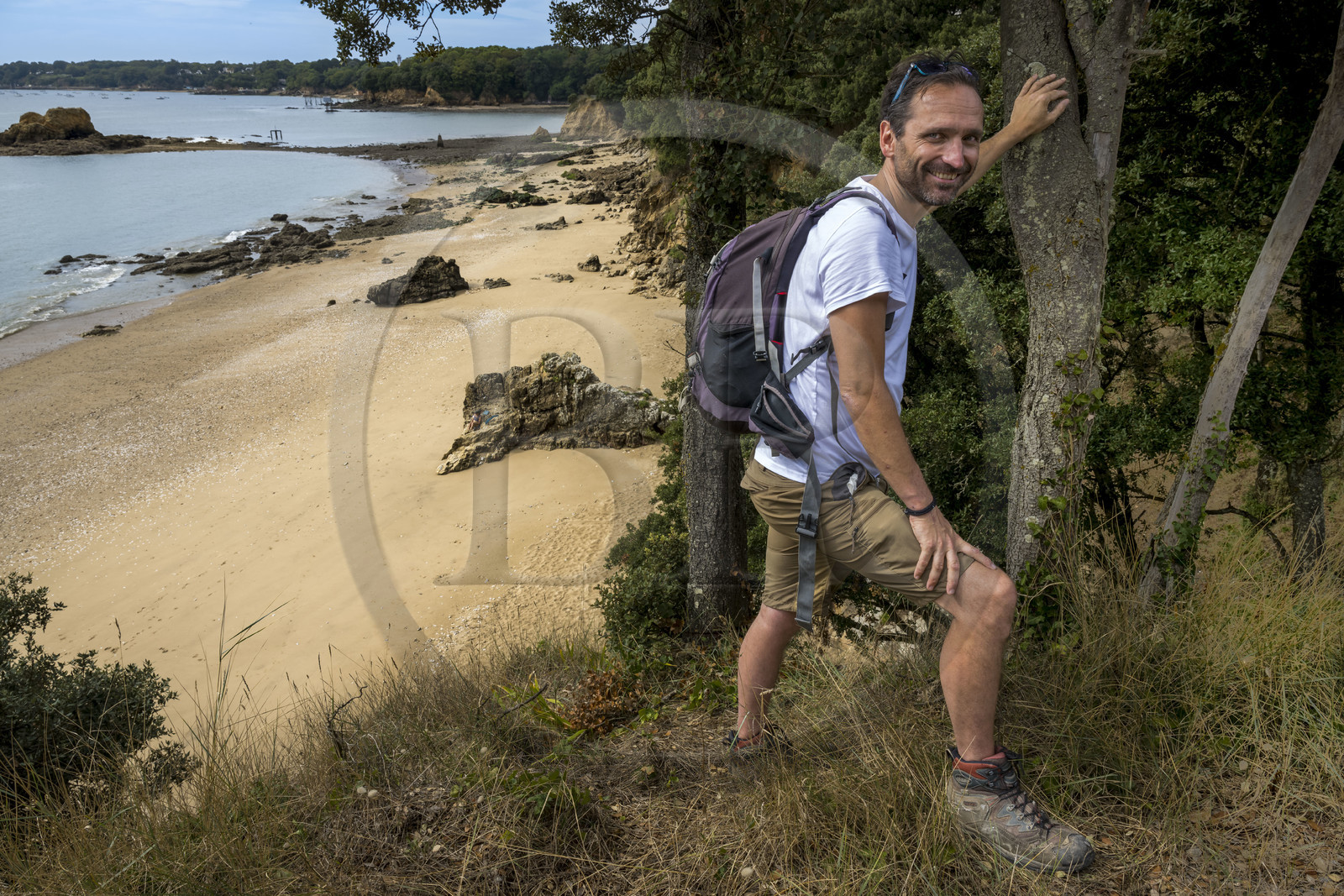 France, Loire-Atlantique (44), Estuaire de la Loire, Saint-Nazaire, plage de Kerloupiots, le randonneur Stéphane Le Naour sur le chemin des douaniers au démarrage du chemin de Grande Randonnée GR 34