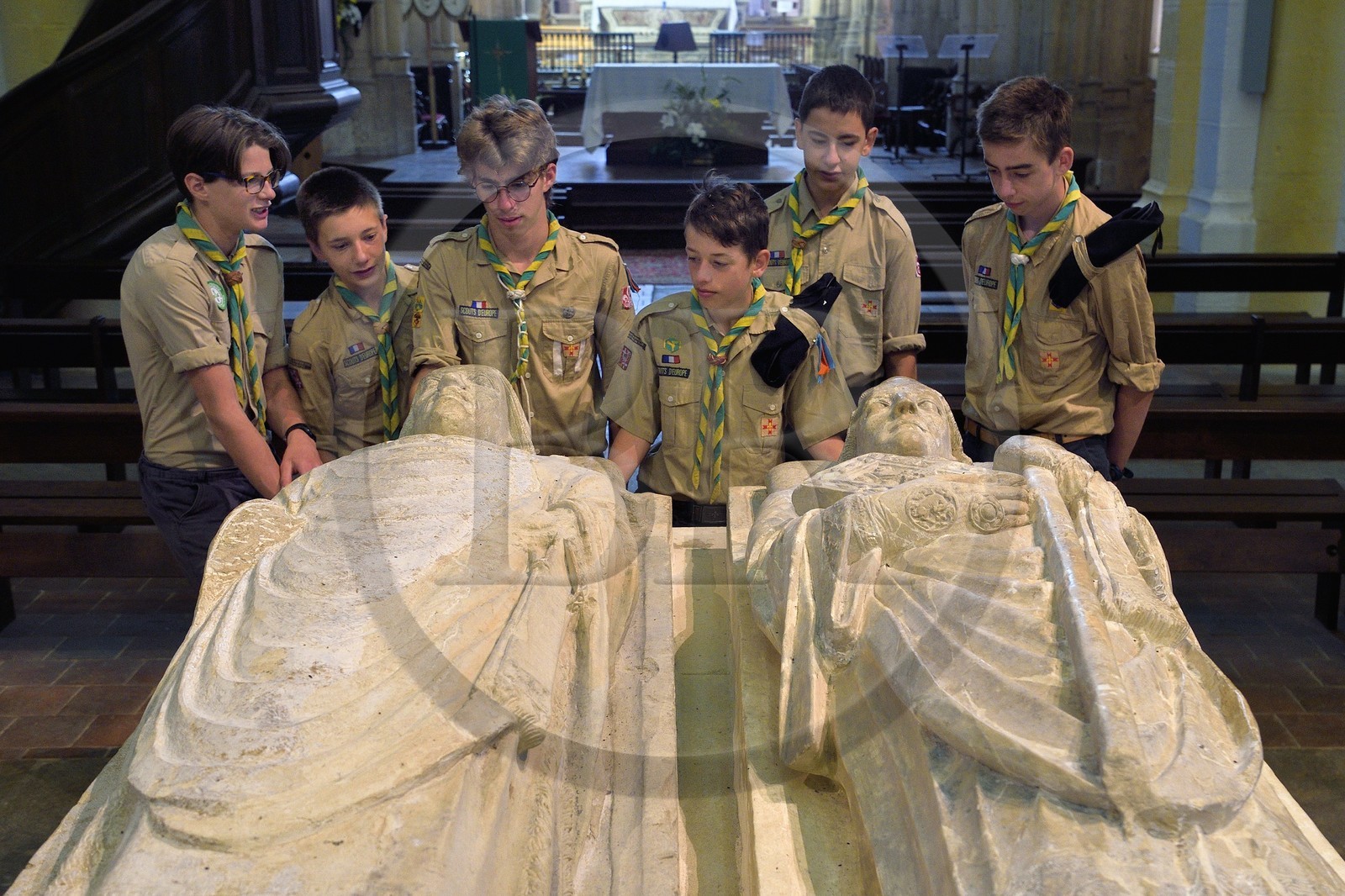 France, Allier (03), ancienne province du Bourbonnais, Souvigny, l'église prieurale clunisienne Saint-Pierre-et-Saint-Paul, nécropole ducale des Ducs de Bourbon, scouts d'Europe autour des gisants de deux illustres abbés de Cluny devenus Saint Mayeul et Saint Odilon