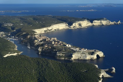 France, Corse-du-Sud (2A), Bonifacio, la citadelle et la vieille ville, les falaises calcaires, les Iles Lavezzi en arrière plan à droite (vue aérienne)