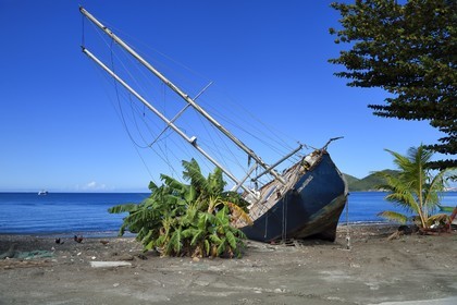 Caraïbes, Ile de la Dominique, Portsmouth, la baie de Prince Rupert, épave de bateau à voile