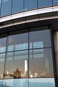 Royaume-Uni, Londres, Tower Bridge, pont basculant franchissant la Tamise, se reflète dans un immeuble du district de Southwark