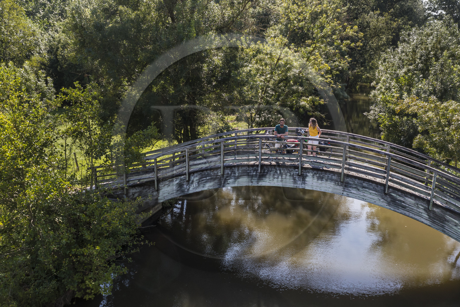 France, Deux-Sèvres (79), le Marais Poitevin, la Venise Verte, Le Vanneau-Irleau, randonnée à bicyclette le long des canaux et passage d'une passerelle (vue aérienne)