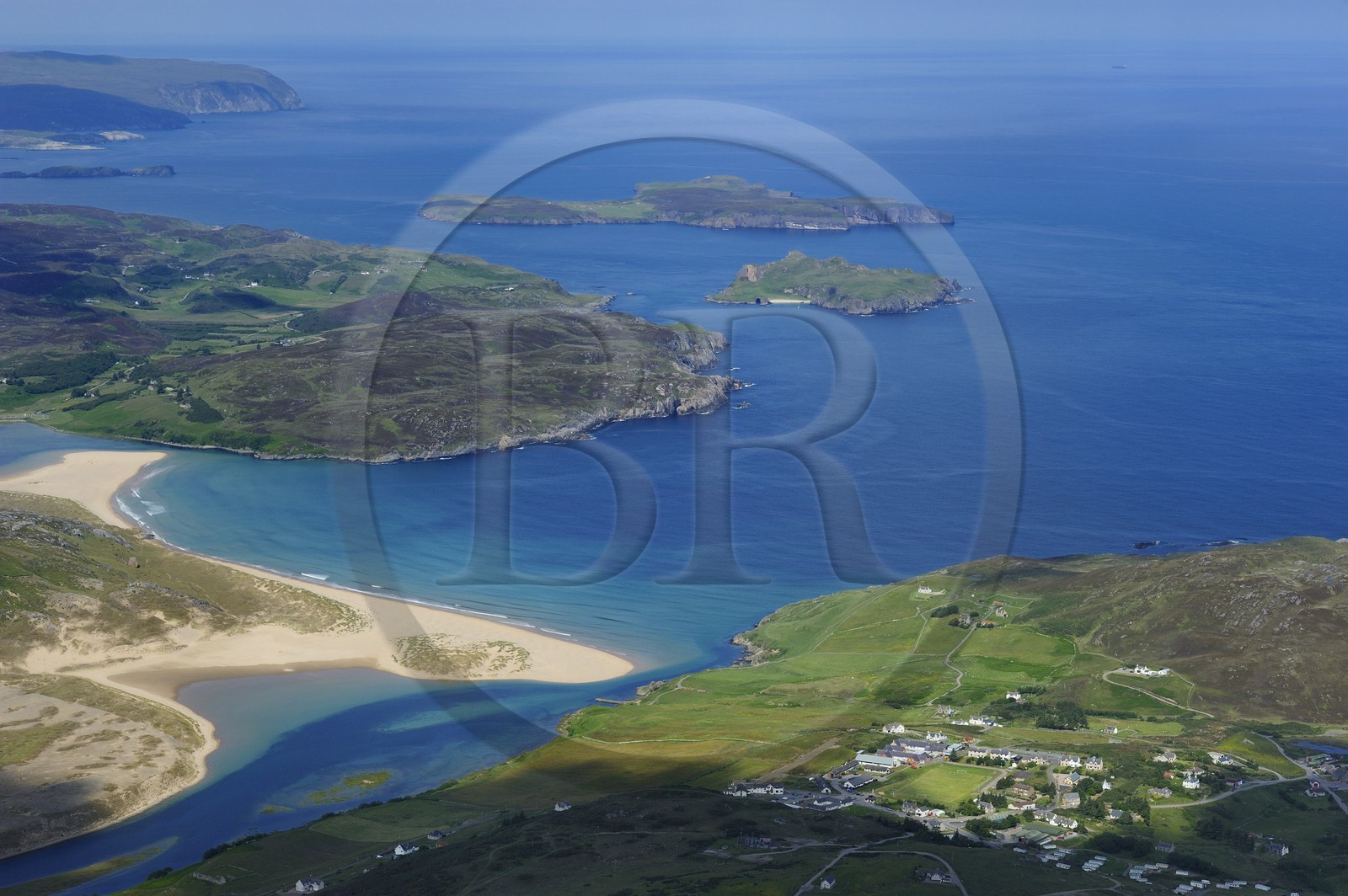 Royaume-Uni, Ecosse, North West Highlands, Torrisdale Bay à l'embouchure de la rivière Naver encadré par les villages de Torrisdale et Bettyhill sur la côte nord des Highlands (vue aérienne)