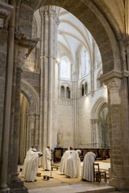 France, Yonne (89), parc naturel régional du Morvan, Vézelay, classé au Patrimoine Mondial de l'UNESCO, labellisé Les Plus Beaux Villages de France, point de départ de l'une des principales voies de pèlerinage de Saint-Jacques-de-Compostelle, la basilique Sainte-Marie-Madeleine, office religieux des frères et soeurs de la Fraternité de Jérusalem