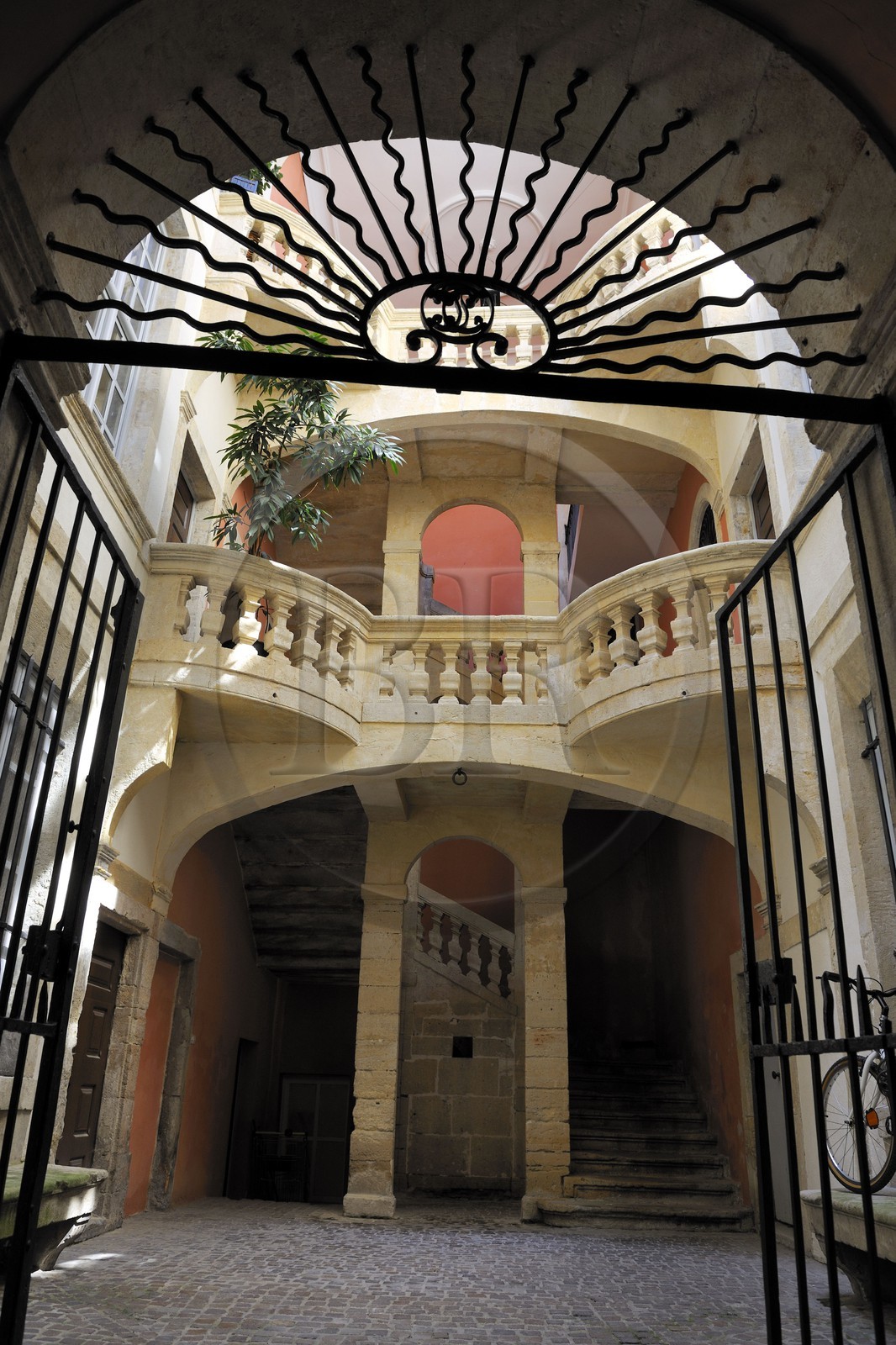 France, Gard (30), Nimes, l'hôtel de Fontfroide du 17ème siècle au 14 rue de l'Aspic, escalier à balustres