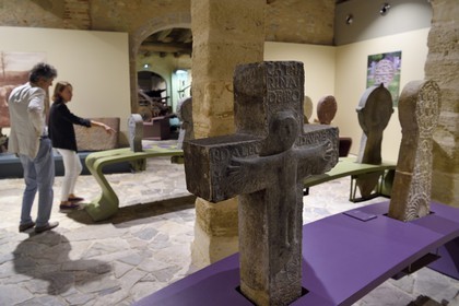 France, Pyrénées-Atlantiques (64), Pays-Basque, Bayonne, Musée Basque, les stèles renvoient directement aux croyances de la mythologie basque