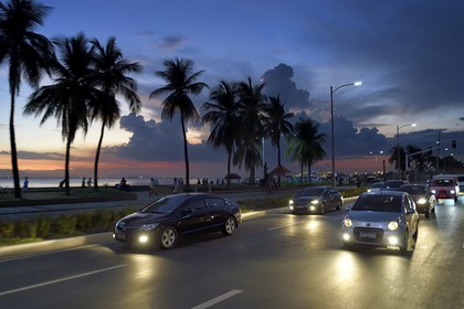 Philippines, Ile de Luzon, Manille, Baywalk au crépuscule, la promenade de bord de mer donnant sur la baie de Manille le long du boulevard Roxas
