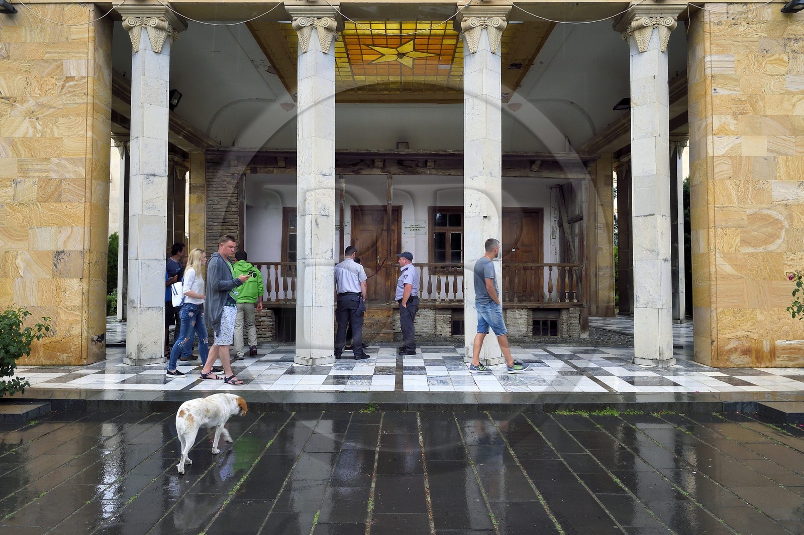 Géorgie, Kartlie intérieure, Gori, ville natale de Joseph Staline, la maison natale de Staline dans son écrin au musée Staline