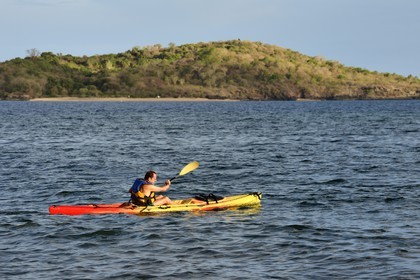 France, Ile de Mayotte, Grande-Terre, Nyambadao, kayak en bordure de la plage de Sakouli et ilot de Bandrélé en arrière plan