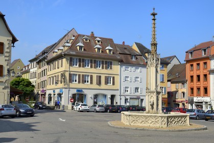 France, Haut-Rhin (68), Sundgau, Altkirch, la fontaine de la Vierge sur la place de la République