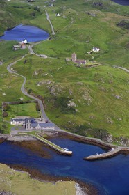 Royaume-Uni, Ecosse, Hébrides extérieures, Ile de Lewis et Harris, South Harris, Rodel, église médiévale et petit port (vue aérienne)