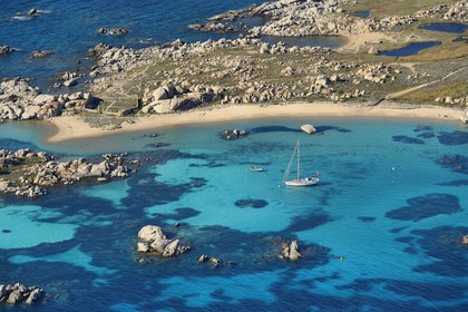 France, Corse-du-Sud (2A), Bonifacio, Réserve naturelle des iles Lavezzi et le cimetière Acciarino qui accueille les sépultures des naufragés de la Sémillante (vue aérienne)
