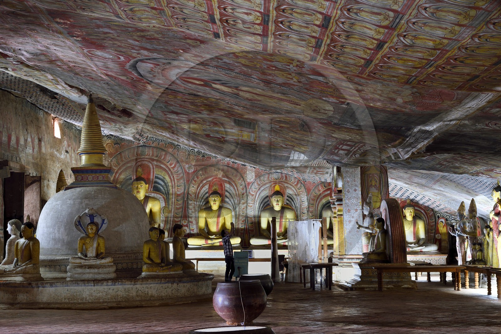 Sri Lanka, province du centre, district de Matale, Dambulla, Temple du Rocher Royal aussi appelé Ran Giri (Rocher doré) classé patrimoine mondial de l'UNESCO, la grotte n°2 Maharaja Viharaya est la plus vaste