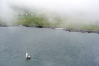 Royaume-Uni, Ecosse, Highland, Hébrides intérieures, Ile de Iona face à l'Ile de Mull, voilier dans le Sound of Iona (vue aérienne)
