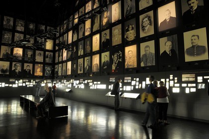 France, Bas-Rhin (67), Schirmeck, Mémorial de l'Alsace-Moselle, des visages témoins de l'histoire de la période 1870-1939