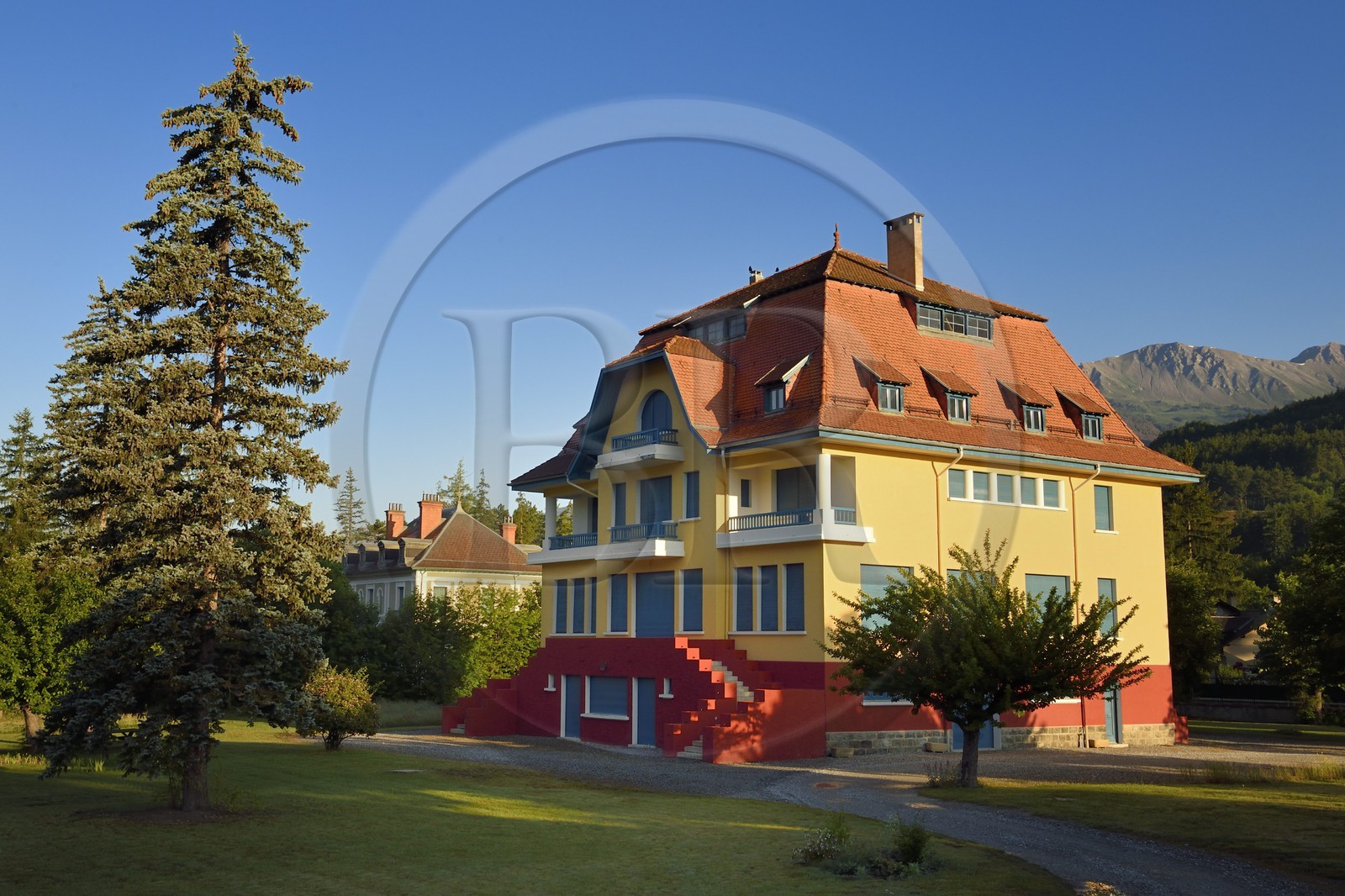 France, Alpes-de-Haute-Provence (04), vallée de l'Ubaye, Barcelonnette, Villa mexicaine connue sous le nom de Villa Bleue, elle montre la réussite au Mexique de son commanditaire Camille Jean fondateur du magasin la Francia Maritima