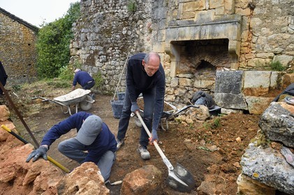 France, Charente (16), Pranzac, chantier des fouilles archéologiques dans les ruines du chateau orchestré par l’association Secrets de Pranzac
