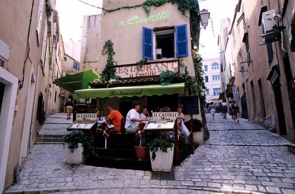 France, Corse-du-Sud (2A), Bonifacio, terrasse de restaurant dans les ruelles de la ville haute