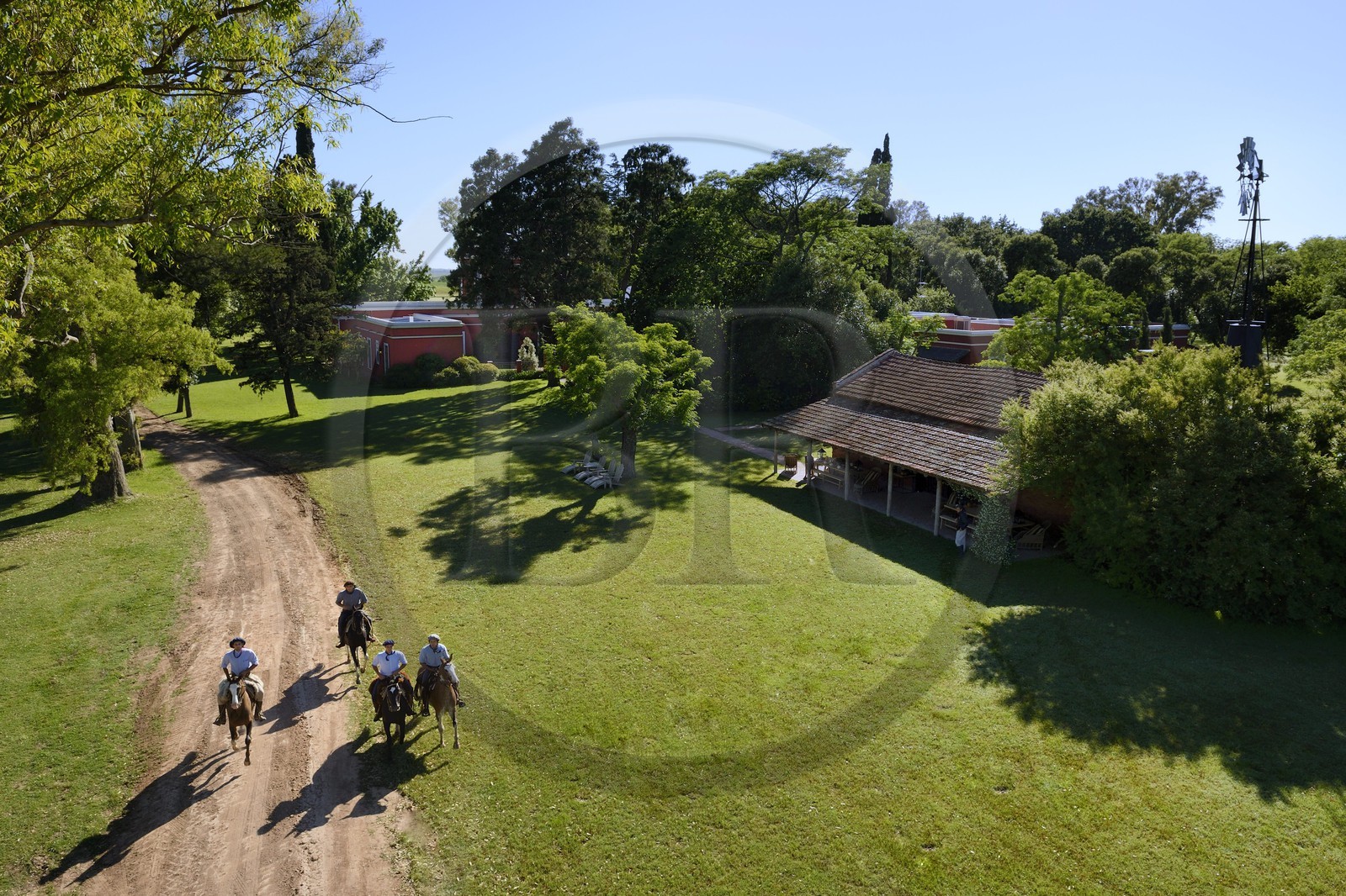 Argentine, province de Buenos Aires, San Antonio de Areco, groupe de gauchos à cheval devant l'estancia La Bamba de Areco
