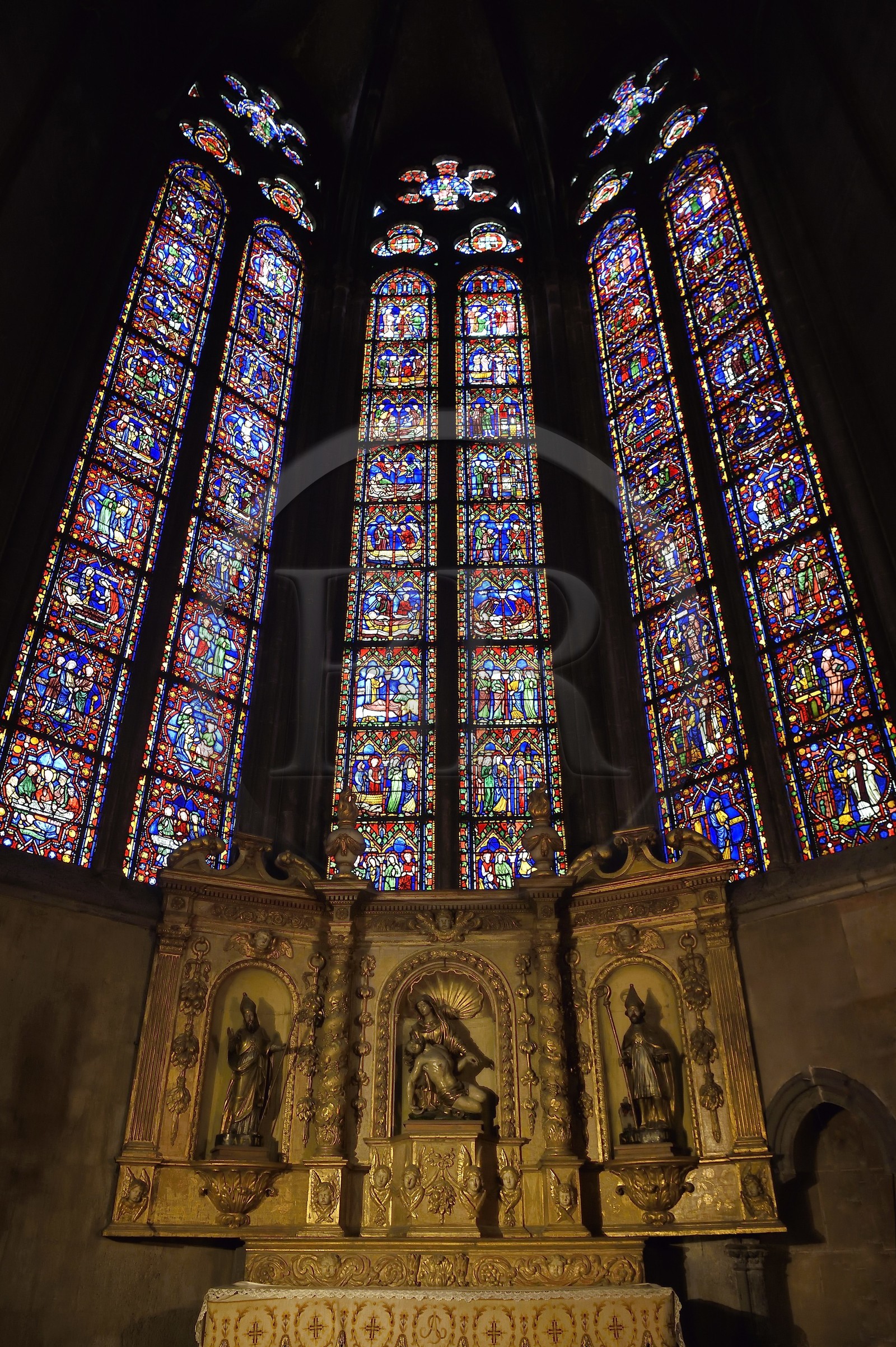 France, Puy-de-Dôme (63), Clermont-Ferrand, cathédrale Notre-Dame de l'Assomption du XIIIe siècle, chapelle Sainte-Marie-Madeleine, vitraux évoquant la fin de sa vie et piéta du XVIIIe siècle