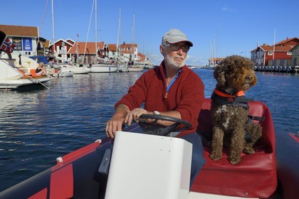 Suède, Västra Götaland, port de Smögen, Cyril et son chien Simpson