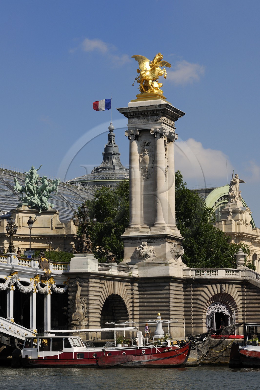 France, Paris (75), le Pont Alexandre III et le Grand Palais