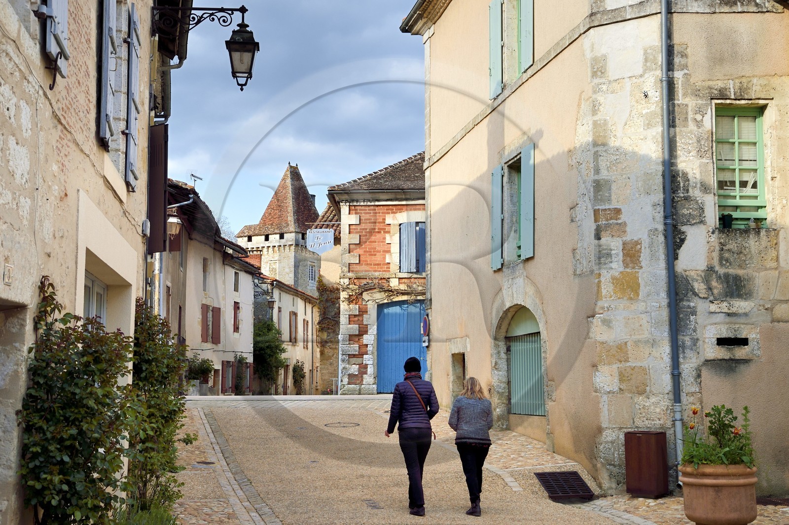 France, Dordogne (24), Périgord Vert, Saint-Jean-de-Côle, labellisé Les Plus Beaux Villages de France, une ruelle du village et le Chateau de la Marthonye ou Marthonie en arrière plan