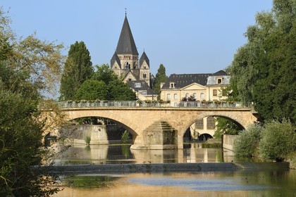 France, Moselle (57), Metz, Ile du Petit-Saulcy, le Pont Saint-Georges et le temple neuf ou église des allemands de culte protestant reformé en arrière plan sur les berges de la Moselle canalisée