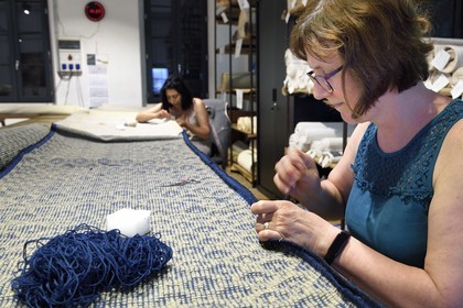 France, Var (83), Presqu'Ile de Saint-Tropez, Cogolin, la Manufacture Cogolin fabrique des tapis depuis 1924, chaque lé est tissé individuellement et assemblé aux autres à la main