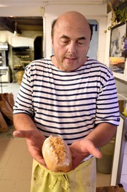 France, Alpes-Maritimes (06), Antibes, commune libre du Safranier, le boulanger Jean-Paul Veziano