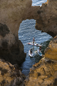 Portugal, Algarve, Lagos, sortie en stand up paddle au pied des falaises escarpées de la Ponta da Piedade