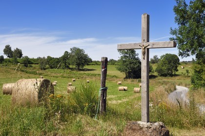 France, Puy-de-Dôme (63), Saint-Ours-les-Roches, hameau de Beauregard, calvaire en bordure de champ