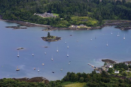 Royaume-Uni, Ecosse, Highland, Loch Carron, le village de Plockton et le chateau de Duncraig (vue aérienne)