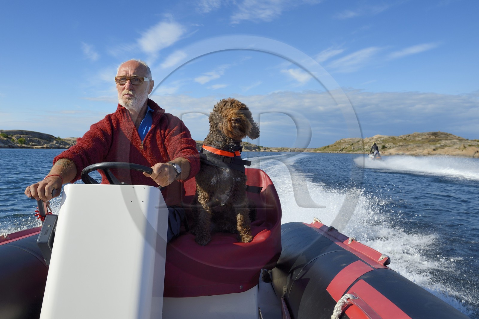 Suède, Västra Götaland, Smögen, Cyril et son chien Simpson à bord de son zodiac