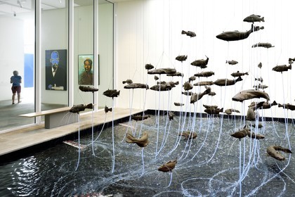 France, Var (83), Iles d'Hyères, parc national de Port Cros, Ile de Porquerolles, la Fondation Carmignac, One Hundred Fish Fountain (2005) de Bruce Nauman, Lenin (1986) et Mao (1973) de Andy Warhol en arrière plan