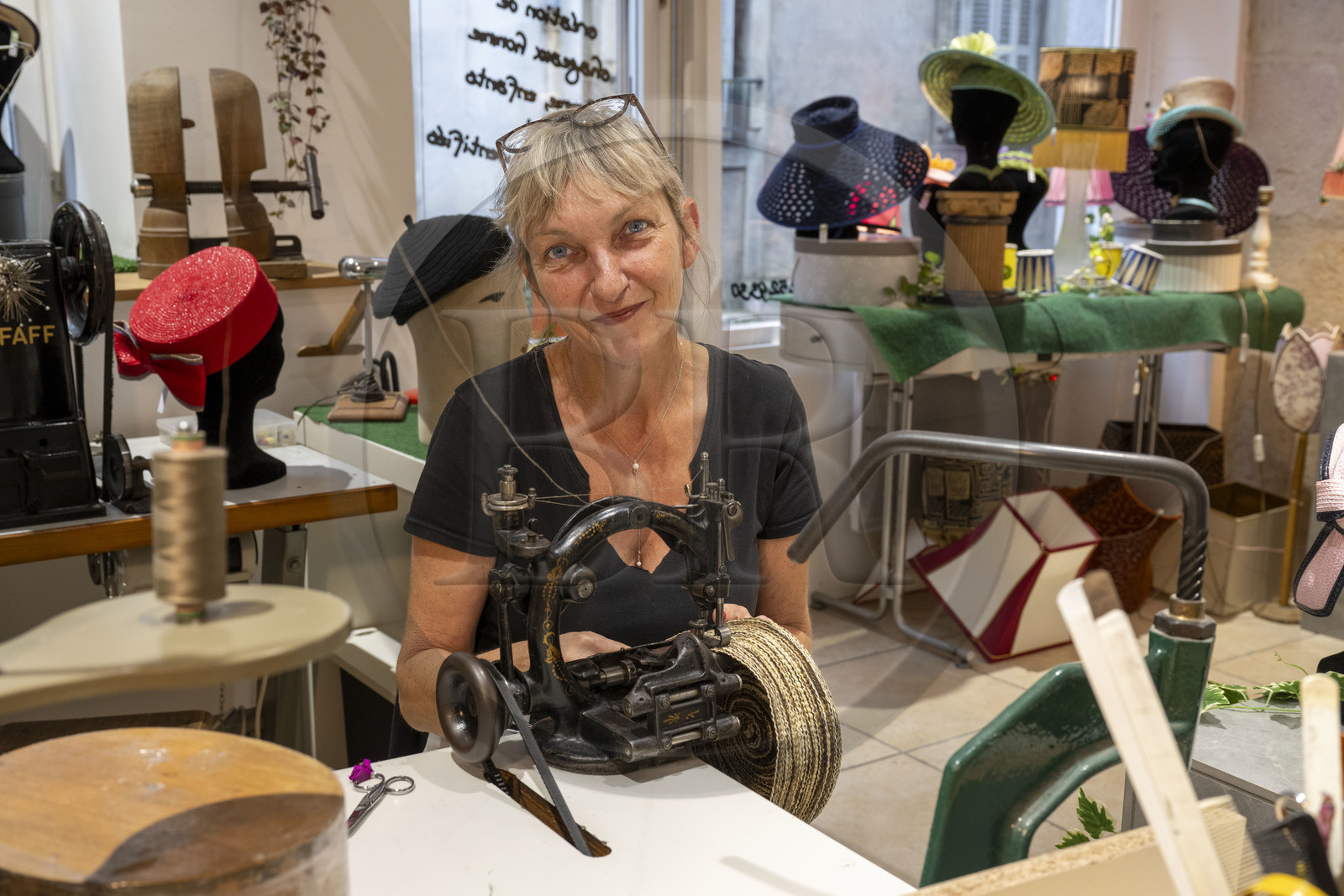 France, Côte-d'Or (21), Dijon, la modiste Meilleur Ouvrier de France Sara Tintinger confectionnant un chapeau dans son atelier-boutique Bibi & Bob de la rue d'Assas, le chapeau est travaillé sur du ruban de velourette