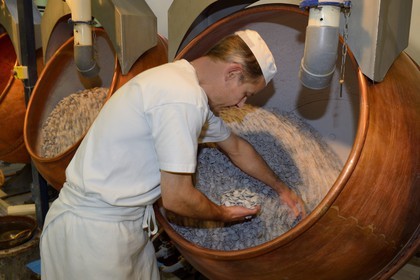 France, Meuse (55), Verdun, usine de dragées Braquier, gommage des amandes, opération ayant pour but de recouvrir les amandes d'un film et d'empêcher l'huile de migrer vers l'extérieur