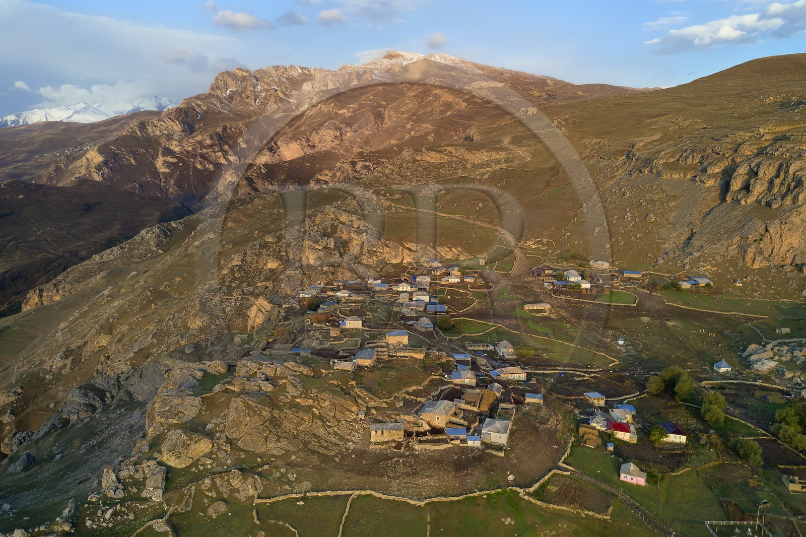 Azerbaïdjan, région de Quba (Guba), chaine de montagne du Grand Caucase, village de Giriz à l'aube (vue aérienne)