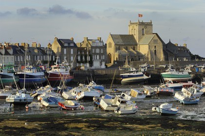 France, Manche (50), Val de Saire, port de Barfleur à marée basse, labellisé Les Plus Beaux Villages de France