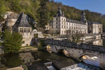 France, Dordogne (24), Brantôme, cyclistes faisant la véloroute la Flow Vélo traversant le Pont Coudé sur la Dronne, l’abbaye bénédictine Saint-Pierre de Brantôme en arrière plan (vue aérienne)