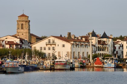 France, Pyrénées-Atlantiques (64), Pays-Basque, Saint-Jean-de-Luz, le port de pêche, la facade blanche de l'hotel de ville, la maison de Louis XIV à droite et l'église Saint-Jean-Baptiste en arrière plan