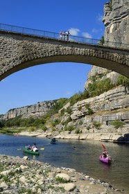 France, Ardèche (07), Balazuc, labellisé Les Plus Beaux Villages de France, kayaks descendant la rivière Ardèche